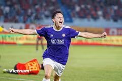 Tiền đạo Faurand Aymeric ăn mừng cuồng nhiệt sau khi ghi bàn giúp Hà Nội FC giành chiến thắng 2-1 trước Ninh Bình. (Ảnh: Việt Anh/Vietnam+)