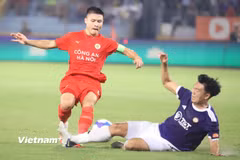 Công an Hà Nội (áo đỏ) nhận thất bại với tỷ số 1-2 trước Hà Nội FC ở vòng 4 V-League 2026/27. (Ảnh: Việt Anh/Vietnam+)