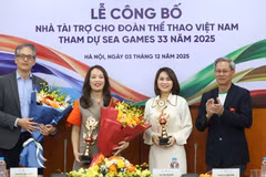 Tổng thư ký Ủy ban Olympic Việt Nam Trần Văn Mạnh (ngoài cùng bên phải) tặng hoa các nhà tài trợ. (Ảnh: Cục TDTT)