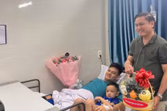 Phó Chủ tịch Liên đoàn Bóng đá Việt Nam Trần Anh Tú đến thăm và động viên hậu vệ Hồ Tấn Tài tại bệnh viện. (Ảnh: VFF)