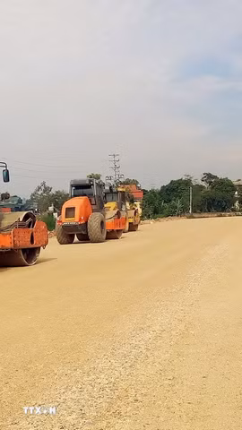 Đơn vị thi công đang tập trung đẩy nhanh tiến độ xây dựng tuyến đường bộ song hành đường Vành đai 5. (Ảnh: Nguyễn Chinh/TTXVN)