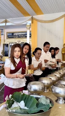 Người dân Campuchia thực hiện nghi thức đặt bát hội tại chùa Wat Langka, thủ đô Phnom Penh. (Ảnh: Huỳnh Thảo/TTXVN)