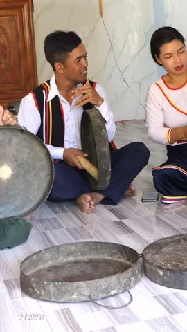 Đồng bào Co, tỉnh Quảng Ngãi luôn chú trọng bảo tồn và phát huy các giá trị văn hóa truyền thống độc đáo của dân tộc như: chiêng, nghệ thuật đấu chiêng. (Ảnh: Đinh Hương/TTXVN)