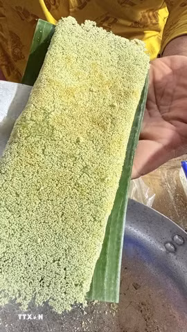 Một chiếc bánh rây vừa chín, dậy hương thơm hấp dẫn. (Ảnh: Thanh Sang/TTXVN)