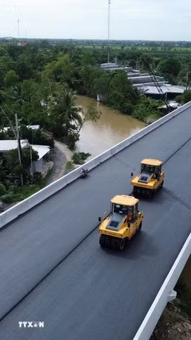 Các nhà thầu huy động tối đa nhân lực, thiết bị thi công cao tốc Cao Lãnh-An Hữu. (Ảnh: Công Trí/TTXVN)
