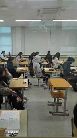 Thí sinh tại một điểm thi đại học ở Daejeon, Hàn Quốc, ngày 13/11/2025. (Ảnh: Yonhap/TTXVN)