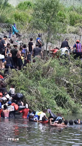 Người di cư vượt sông Rio Grande để vào Mỹ từ thành phố Matamoros, bang Tamaulipas, Mexico, ngày 11/5/2023. (Ảnh: AFP/TTXVN)