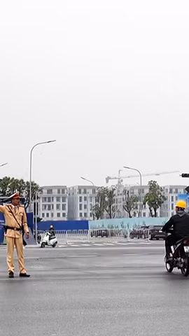 Cảnh sát giao thông Công an thành phố Hà Nội phân luồng cho các phương tiện đi lại. (Ảnh: TTXVN)