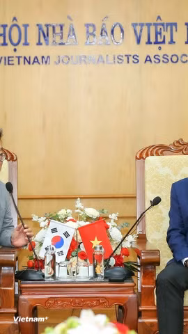 Ông Lê Quốc Minh, Ủy viên Trung ương Đảng, Tổng Biên tập Báo Nhân Dân, Phó Trưởng ban Tuyên giáo và Dân vận Trung ương, Chủ tịch Hội Nhà báo Việt Nam và ông Park Jong Hyun, Chủ tịch Hội Nhà báo Hàn Quốc trao đổi tình hình công tác và tình hình báo chí của hai nước. (Ảnh: Sơn Hải/Vietnam+)