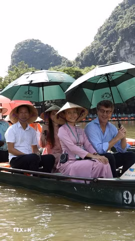 Đoàn đại biểu UNESCO tham quan Quần thể danh thắng Tràng An. (Ảnh: Đức Phương/TTXVN)