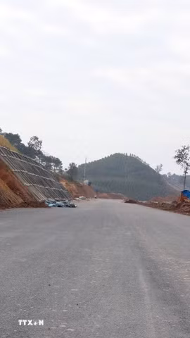 Một đoạn trên tuyến cao tốc cửa khẩu Hữu Nghị - Chi Lăng, tỉnh Lạng Sơn đã hoàn thành thảm bêtông nhựa. (Ảnh: Văn Đạt/TTXVN)