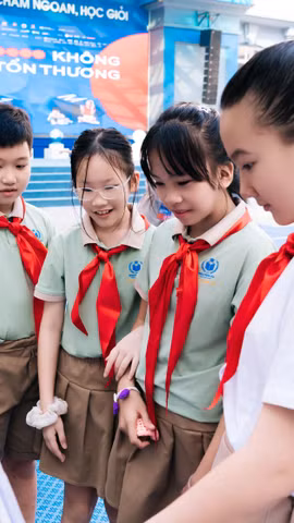 Học sinh xem tranh trưng bày về chủ đề an toàn trực tuyến tại sự kiện. (Ảnh: PV/Vietnam+)