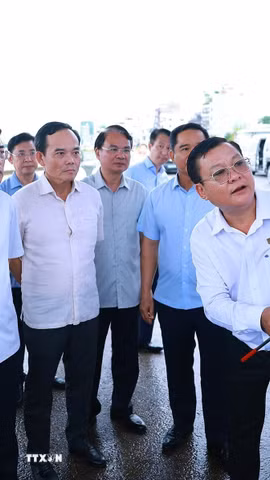 Thủ tướng Lê Minh Hưng kiểm tra thực địa Dự án xây dựng hạ tầng và cải tạo môi trường kênh Tham Lương-Bến Cát-Rạch Nước Lên, tại phường An Nhơn. (Ảnh: Dương Giang/TTXVN)