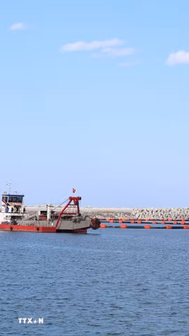 Công trường cảng Liên Chiểu giai đoạn 1 đang được gấp rút hoàn thiện để hình thành cửa ngõ hàng hải mới của Đà Nẵng. (Ảnh: Xuân Quý/TTXVN)