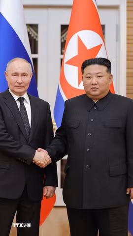 Tổng thống Nga Vladimir Putin (trái) và nhà lãnh đạo Triều Tiên Kim Jong Un tại cuộc gặp ở Bình Nhưỡng, ngày 19/6/2024. (Ảnh: Yonhap/TTXVN phát)