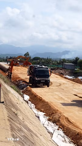 Nhu cầu đất đắp nền đường phục vụ Dự án Hoàn thiện đường ven biển 129, thành phần 1 (phía Nam thành phố Đà Nẵng) khá lớn trong khi nguồn cung khan hiếm. (Ảnh: Đỗ Trưởng/TTXVN)