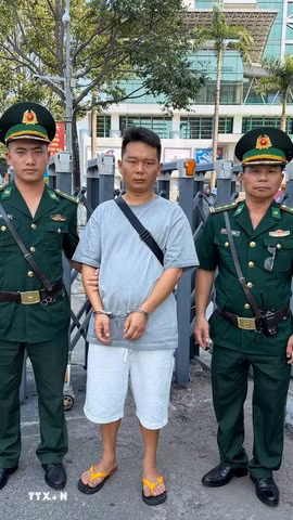 Bộ đội Biên phòng Lào Cai bắt giữ đối tượng Triệu Phó Nghị vì hành vi chuyển trái phép tiền tệ qua biên giới mà không làm thủ tục khai báo hải quan. (Ảnh: TTXVN phát)