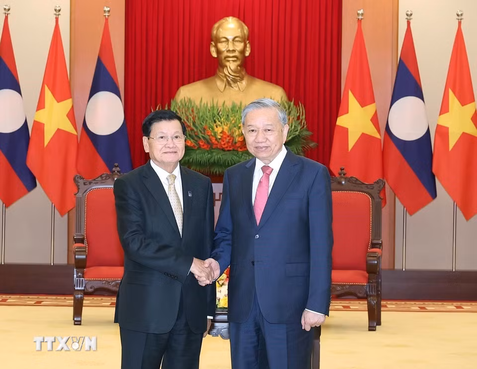 Tổng Bí thư Tô Lâm gặp Tổng Bí thư, Chủ tịch nước Lào Thongloun Sisoulith. (Ảnh: Thống Nhất/TTXVN)