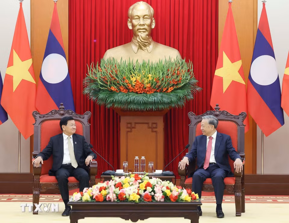 Tổng Bí thư Tô Lâm gặp Tổng Bí thư, Chủ tịch nước Lào Thongloun Sisoulith. (Ảnh: Thống Nhất/TTXVN)
