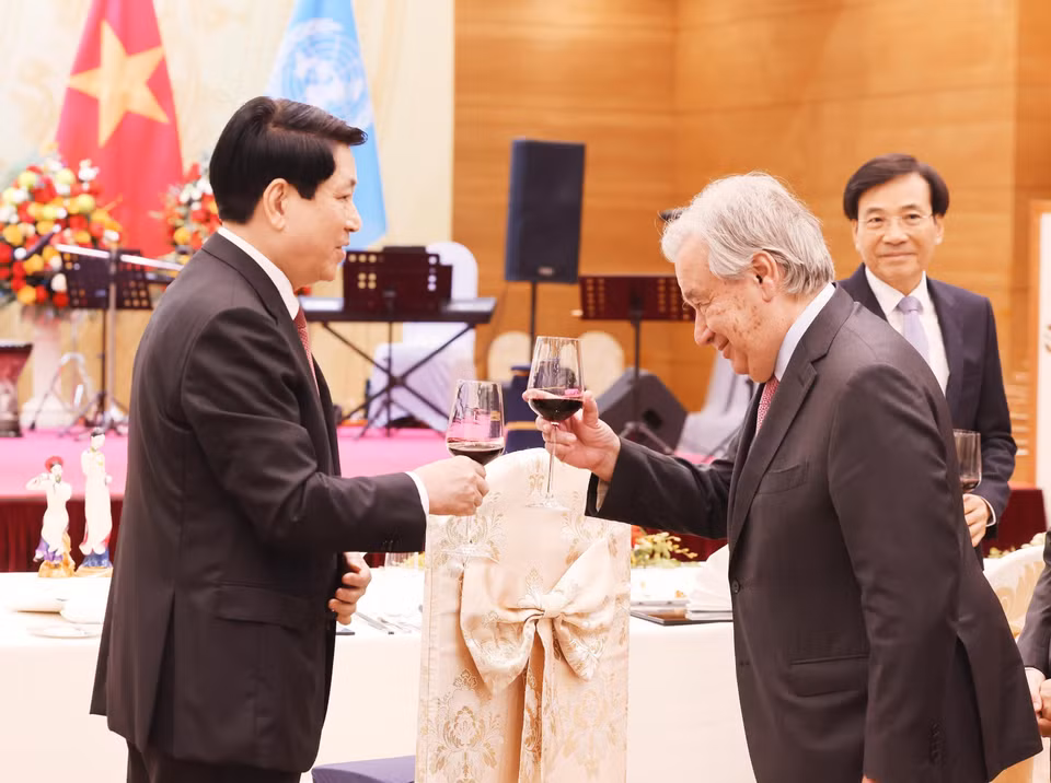 Chủ tịch nước Lương Cường và Tổng Thư ký Liên hợp quốc António Guterres tại tiệc chiêu đãi. (Ảnh: Lâm Khánh/TTXVN)