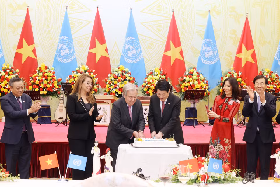 Chủ tịch nước Lương Cường và Tổng Thư ký Liên hợp quốc António Guterres cắt bánh mừng kỷ niệm 80 năm Liên hợp quốc. (Ảnh: Lâm Khánh/TTXVN)