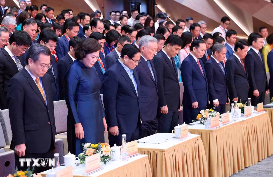 Thủ tướng Phạm Minh Chính và các đại biểu dành phút tưởng niệm những nạn nhân thiệt mạng do bão lũ. (Ảnh: Phạm Kiên/TTXVN)