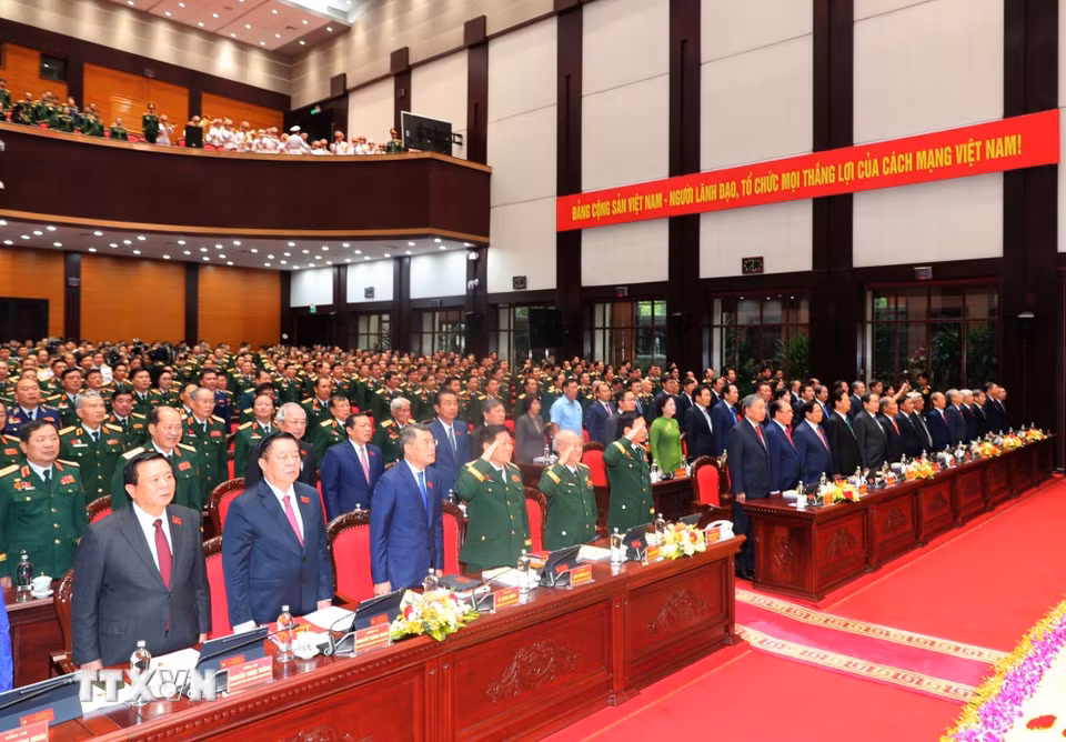 Các đại biểu thực hiện nghi thức chào cờ. (Ảnh: Trọng Đức/TTXVN)