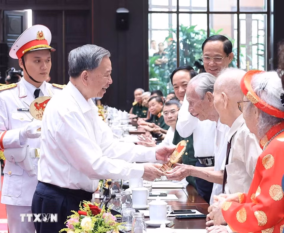 Tổng Bí thư Tô Lâm tặng quà cho cán bộ lão thành cách mạng. (Ảnh: Thống Nhất/TTXVN)