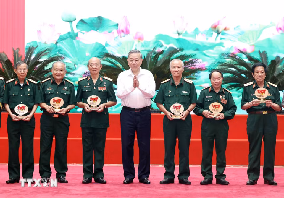 Tổng Bí thư Tô Lâm tặng quà cho các tướng lĩnh, Anh hùng lực lượng vũ trang nhân dân. (Ảnh: Thống Nhất/TTXVN)