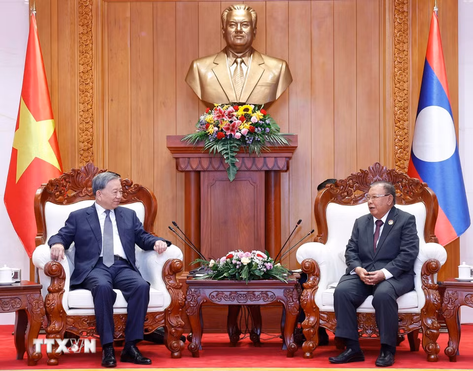 Tổng Bí thư Tô Lâm gặp nguyên Tổng Bí thư, Chủ tịch nước Lào Bounnhang Vorachit. (Ảnh: Thống Nhất/TTXVN)