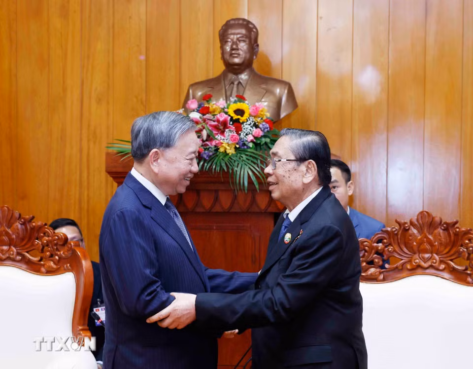 Tổng Bí thư Tô Lâm gặp nguyên Tổng Bí thư, Chủ tịch nước Lào Choummaly Sayasone. (Ảnh: Thống Nhất/TTXVN)
