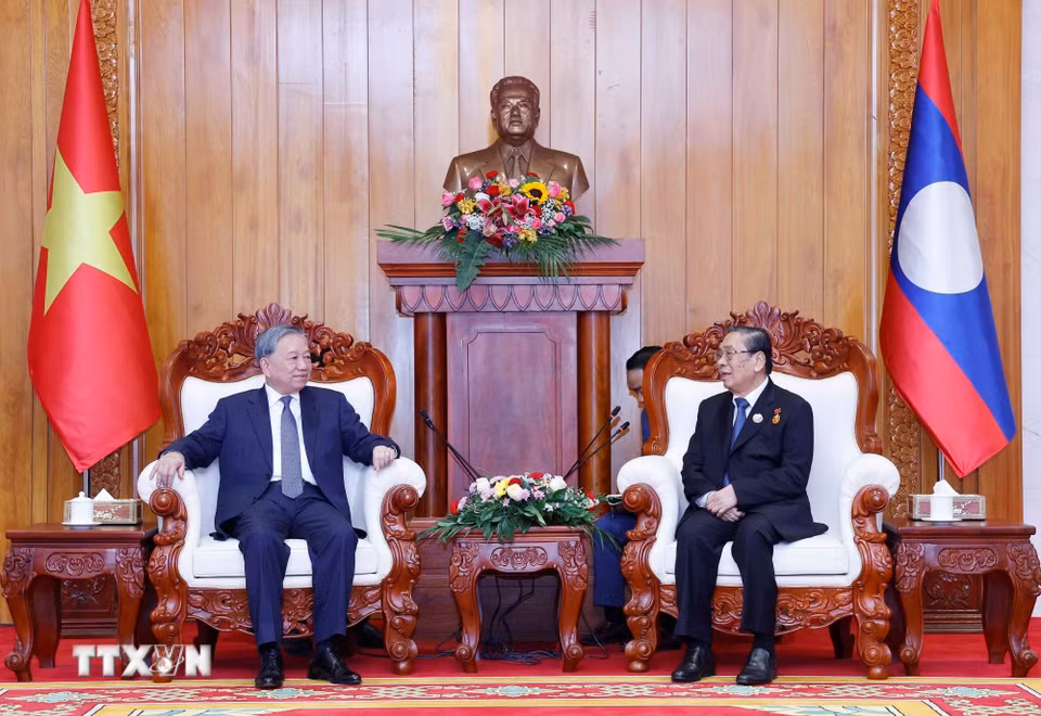 Tổng Bí thư Tô Lâm gặp nguyên Tổng Bí thư, Chủ tịch nước Lào Choummaly Sayasone. (Ảnh: Thống Nhất/TTXVN)