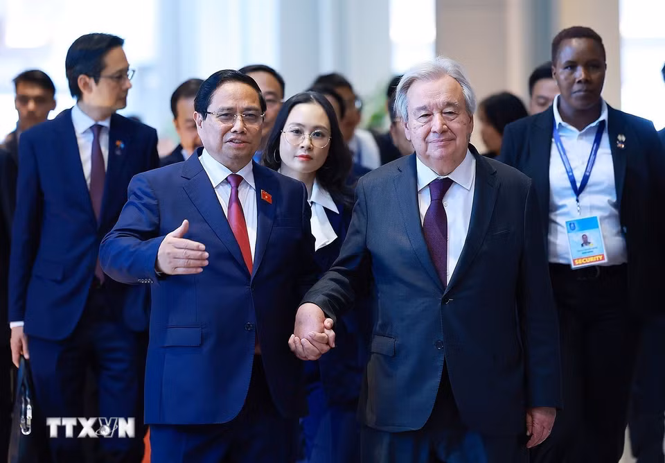 Thủ tướng Chính phủ Phạm Minh Chính cùng Tổng Thư ký Liên hợp quốc António Guterres đến cuộc gặp gỡ báo chí Lễ mở ký và Hội nghị cấp cao Công ước của Liên hợp quốc về Chống tội phạm mạng. (Ảnh: Dương Giang/TTXVN)