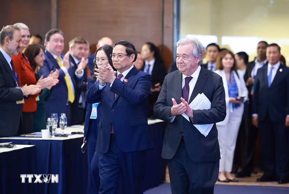 Thủ tướng Chính phủ Phạm Minh Chính cùng Tổng Thư ký Liên hợp quốc António Guterres đến cuộc gặp gỡ báo chí Lễ mở ký và Hội nghị cấp cao Công ước của Liên hợp quốc về Chống tội phạm mạng. (Ảnh: Dương Giang/TTXVN)