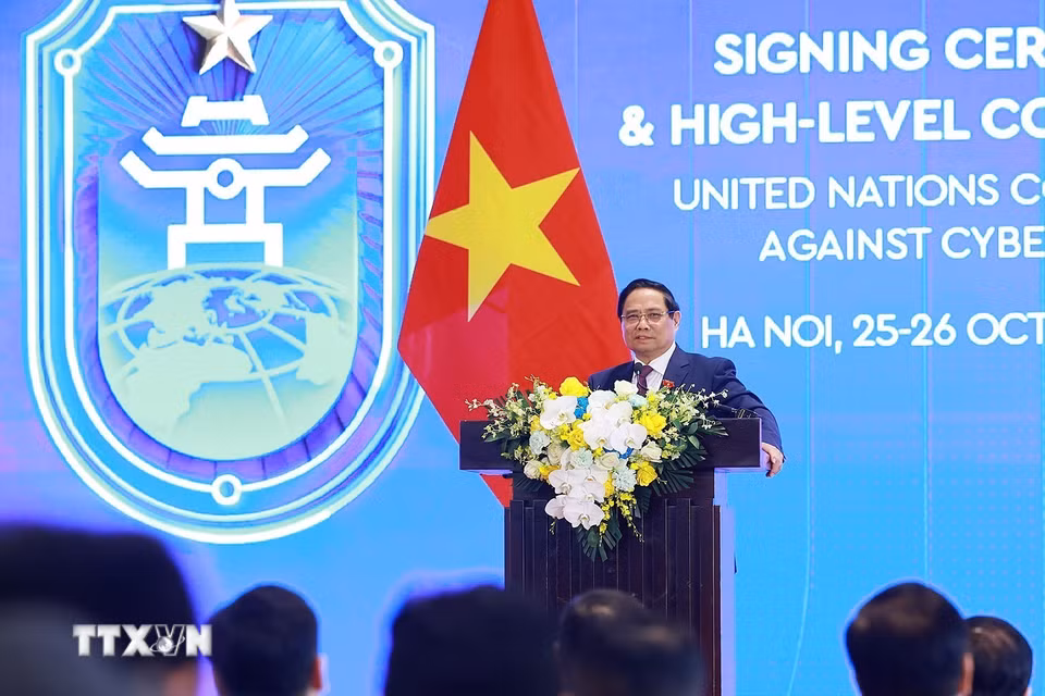 Thủ tướng Phạm Minh Chính phát biểu tại cuộc gặp gỡ báo chí Lễ mở ký và Hội nghị cấp cao Công ước của Liên hợp quốc về chống tội phạm mạng. (Ảnh: Dương Giang/TTXVN)