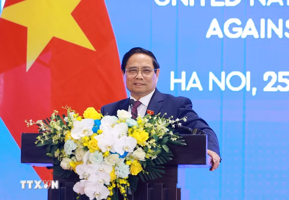 Thủ tướng Phạm Minh Chính phát biểu tại cuộc gặp gỡ báo chí Lễ mở ký và Hội nghị cấp cao Công ước của Liên hợp quốc về chống tội phạm mạng. (Ảnh: Dương Giang/TTXVN)