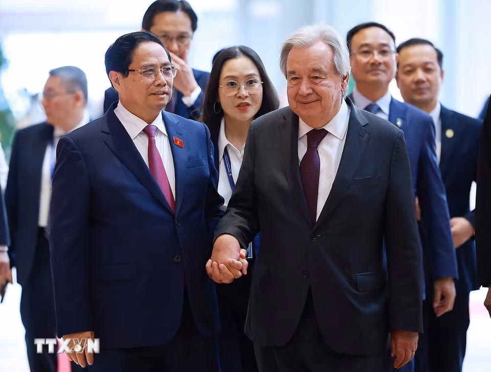 Thủ tướng Chính phủ Phạm Minh Chính cùng Tổng Thư ký Liên hợp quốc António Guterres đến cuộc gặp gỡ báo chí Lễ mở ký và Hội nghị cấp cao Công ước của Liên hợp quốc về Chống tội phạm mạng. (Ảnh: Dương Giang/TTXVN)