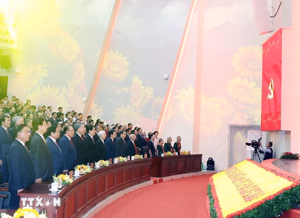 Tổng Bí thư Tô Lâm và các đại biểu thực hiện nghi lễ chào cờ. (Ảnh: Thống Nhất/TTXVN)