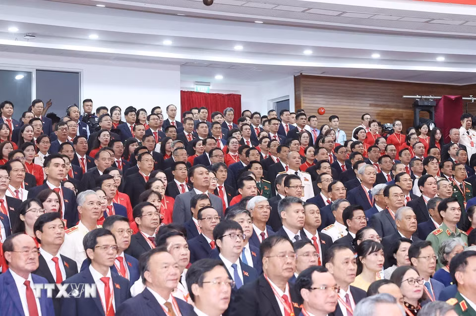 Đại biểu thực hiện nghi lễ chào cờ. (Ảnh: Thống Nhất/TTXVN)