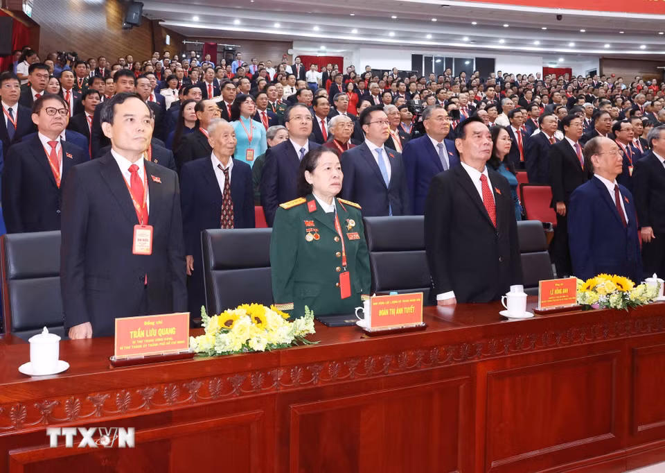Đại biểu thực hiện nghi lễ chào cờ. (Ảnh: Thống Nhất/TTXVN)