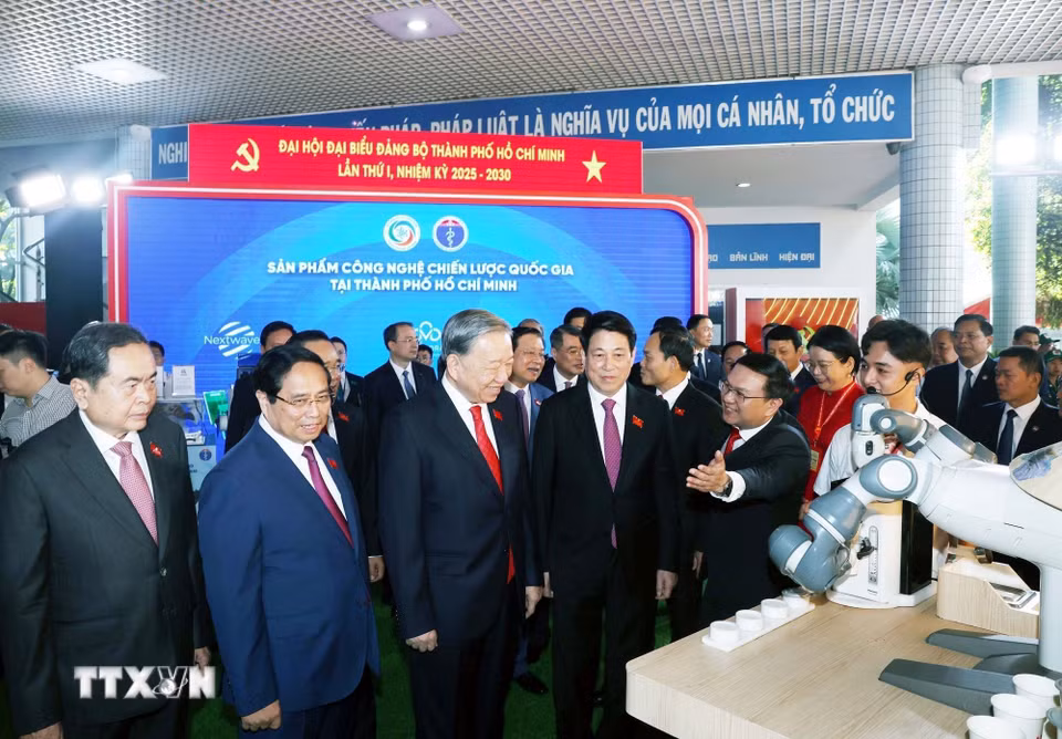 Tổng Bí thư Tô Lâm và các đồng chí lãnh đạo, nguyên lãnh đạo Đảng, Nhà nước tham quan triển lãm tại Đại hội. (Ảnh: Thống Nhất/TTXVN)
