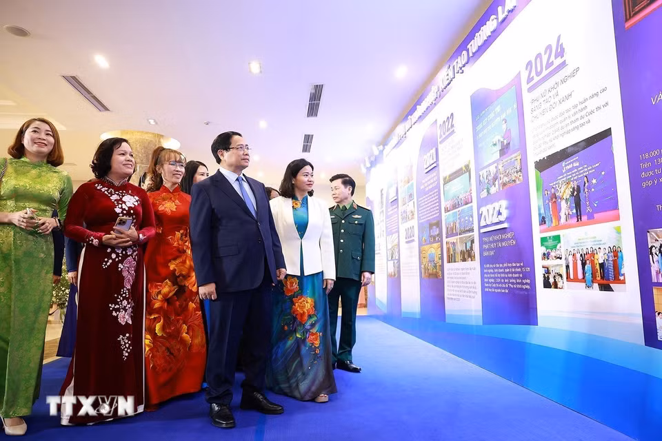 Thủ tướng Phạm Minh Chính tham quan trưng bày về quá trình phát triển Đề án “Hỗ trợ phụ nữ khởi nghiệp giai đoạn 2017-2025." (Ảnh: Dương Giang/TTXVN)