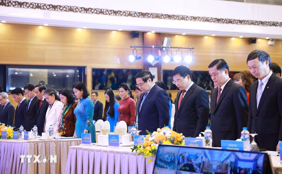 Thủ tướng Phạm Minh Chính và các đại biểu dự Hội nghị tưởng niệm đồng bào thiệt mạng do bão lũ. (Ảnh: Dương Giang/TTXVN)