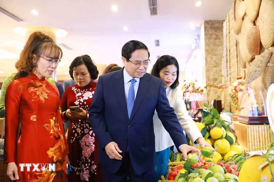 Thủ tướng Phạm Minh Chính tham quan trưng bày sản phẩm nông nghiệp, thủ công mỹ nghệ của các doanh nghiệp do phụ nữ khởi nghiệp. (Ảnh: Dương Giang/TTXVN)