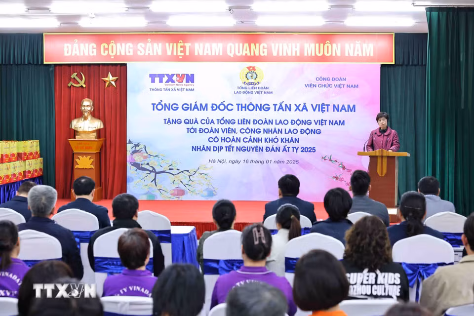 Tổng Giám đốc Thông tấn xã Việt Nam Vũ Việt Trang phát biểu động viên các đoàn viên, công nhân lao động có hoàn cảnh khó khăn nhân dịp Tết nguyên đán Ất Tỵ 2025. (Ảnh: Minh Đức/TTXVN)