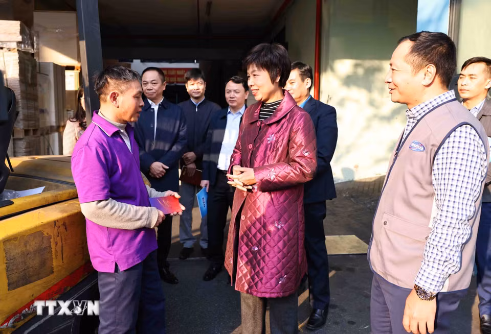 Tổng Giám đốc Thông tấn xã Việt Nam Vũ Việt Trang trao quà cho các đoàn viên, công nhân lao động có hoàn cảnh khó khăn nhân dịp Tết nguyên đán Ất Tỵ 2025. (Ảnh: Minh Đức/TTXVN)