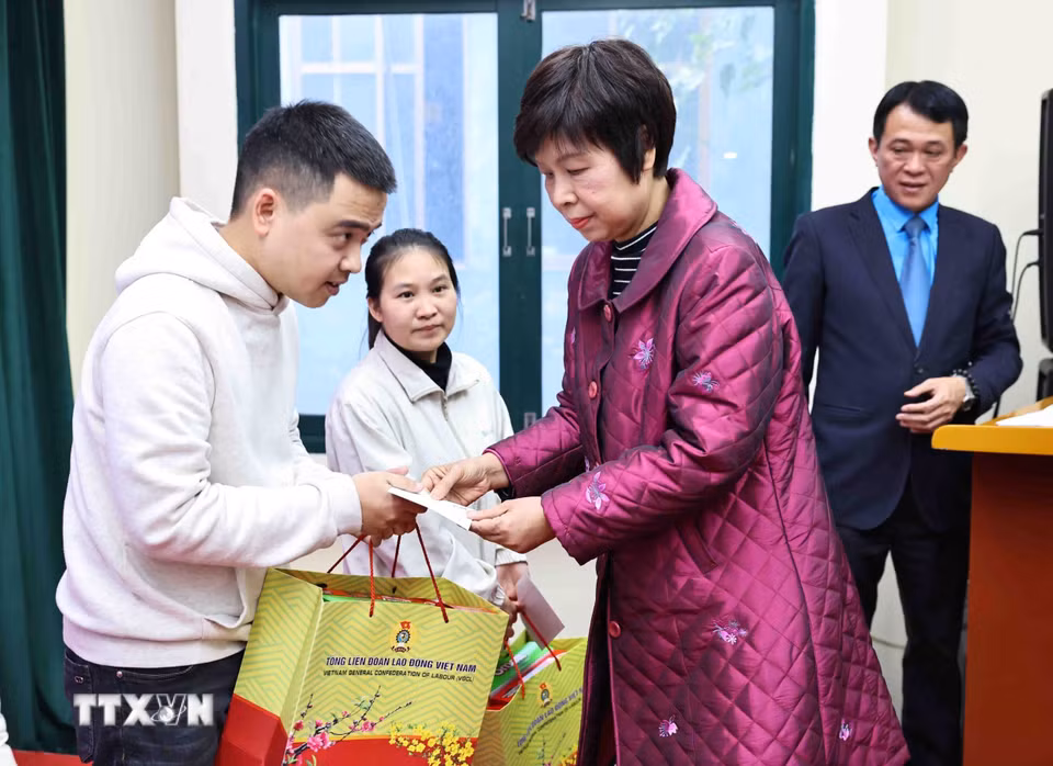 Tổng Giám đốc Thông tấn xã Việt Nam Vũ Việt Trang trao tặng quà cho các đoàn viên, công nhân lao động có hoàn cảnh khó khăn nhân dịp tết Nguyên đán Ất Tỵ 2025. (Ảnh: Minh Đức/TTXVN)