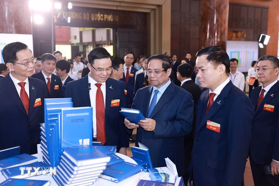 Thủ tướng Phạm Minh Chính tham quan trưng bày thành tựu của Tập đoàn Petrovietnam. (Ảnh: Dương Giang/TTXVN)