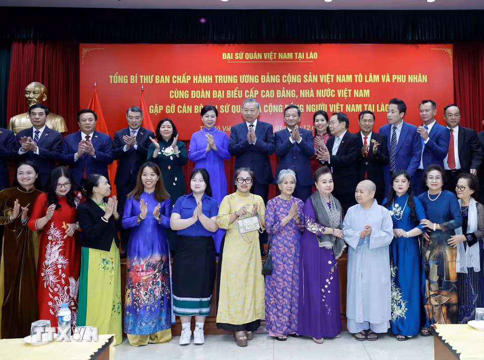 Tổng Bí thư Tô Lâm và Phu nhân gặp gỡ cán bộ Đại sứ quán và cộng đồng người Việt Nam tại Lào. (Ảnh: Thống Nhất/TTXVN)