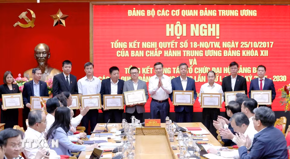 Các cá nhân có thành tích xuất sắc trong thực hiện Nghị quyết số 18-NQ/TW nhận Bằng khen của Ban Chấp hành Đảng bộ cơ quan Đảng Trung ương. (Ảnh: Phương Hoa/TTXVN)